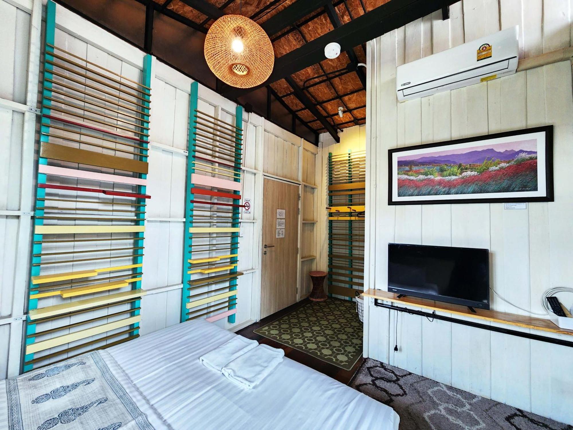 Baan Mai Kradan Hostel Chiang Rai Room photo