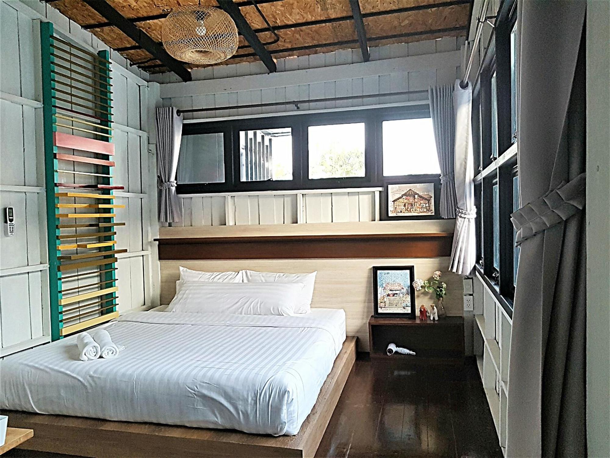 Baan Mai Kradan Hostel Chiang Rai Room photo